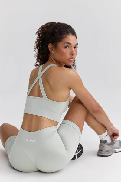 Super Sculpt Seamless Cross-Back Sports Bra in Fog